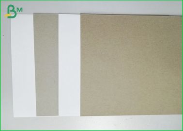 ورقه های کاغذی سفید پوشیده شده از چوب های بازیافت شده برای پیراهن های پوشاک در داخل